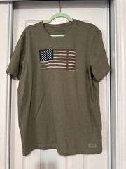 Life Is Good Mens M Green Crusher T-Shirt Patriotic USA Flag Fishing Pole NWOT L