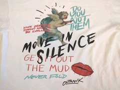 Outrank Tee Move in Silence Art Graphic Collage Script White Shirt Men’s Sz L
