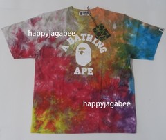 A BATHNIG APE Men’s TIE DYE COLLEGE RELAXED FIT TEE 1M30109004