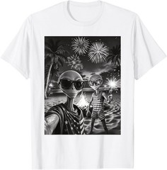 Patriotic Alien Selfie USA Fireworks 4th of July Funny Alien T-Shirt