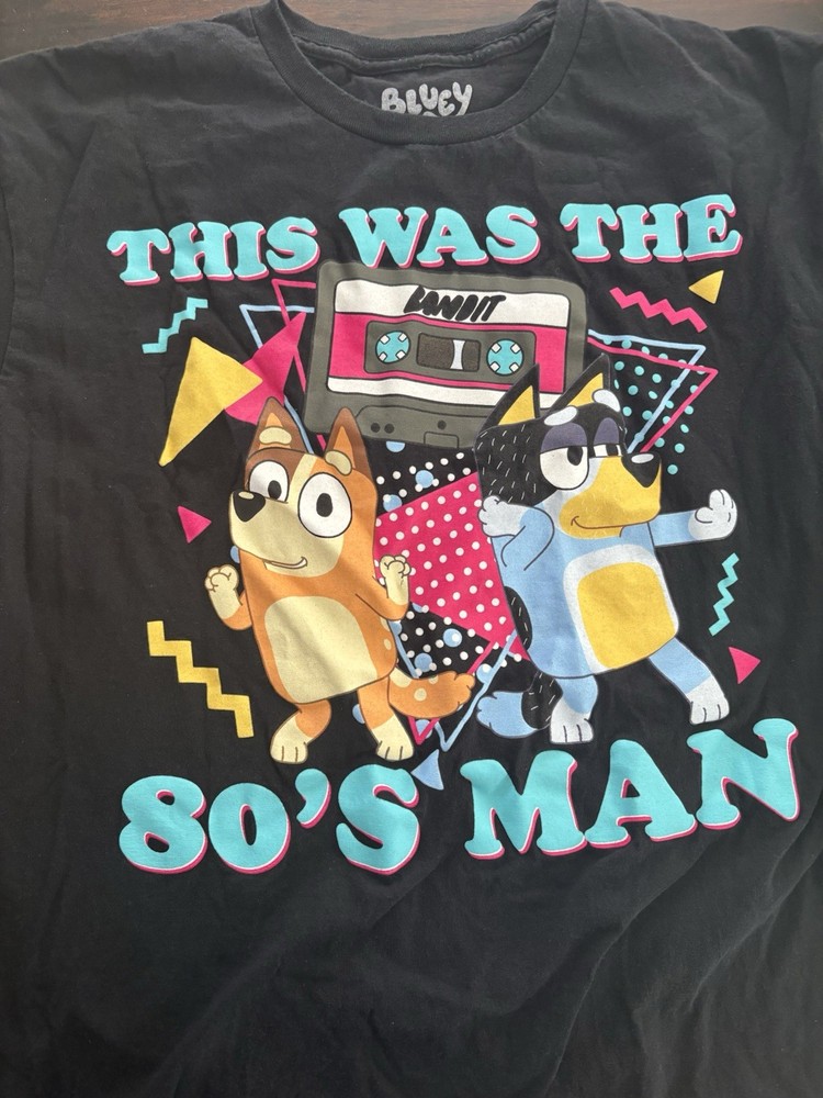Bluey This Was The 80’s Man Bandit & Chilli Black Tee | Size L | NWT