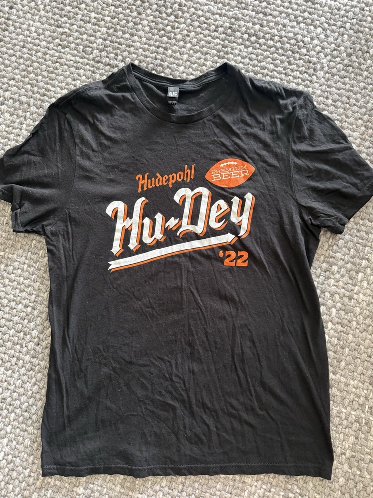 District Black Hu-Dey ’22 Hudephol Beer Graphic Print Crew Neck T-Shirt Size L
