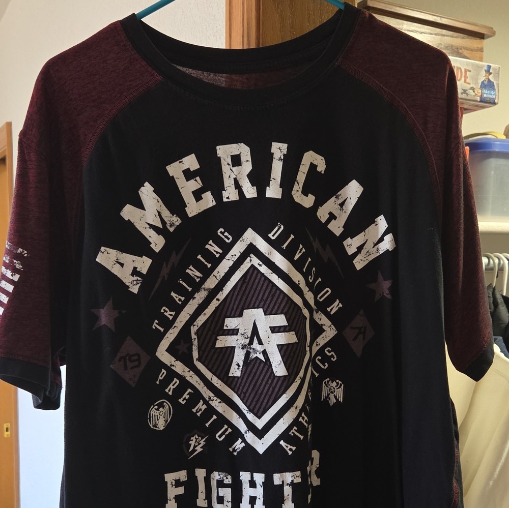American Fighter 2XL Men’s Crew Neck SS Graphic Logo Tee Black Burgundy