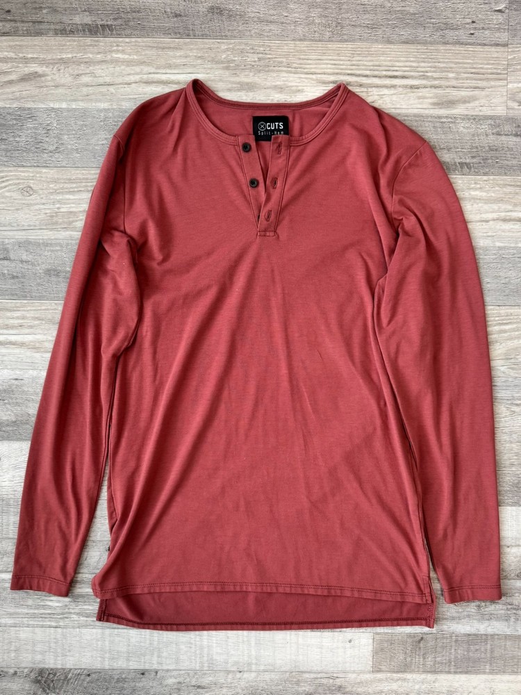 Cuts Split Hem Men’s Light Red Long Sleeve T Shirt Size Medium Stretch A50