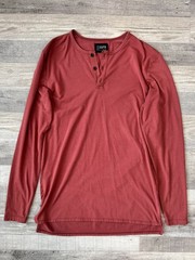 Cuts Split Hem Men’s Light Red Long Sleeve T Shirt Size Medium Stretch A50