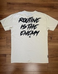 ‘Routine is the enemy’ Crossfit cream T-Shirt Men Size Large