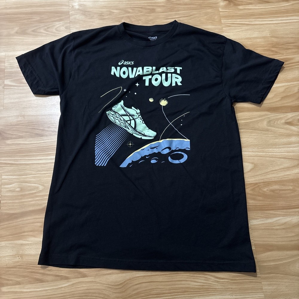 ASICS Novablast Tour T-Shirt size Large Black Graphic Print