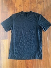 Travis Mathew T-Shirt Mens Medium V-Neck Short Sleeve Black Cloud Pima Cotton