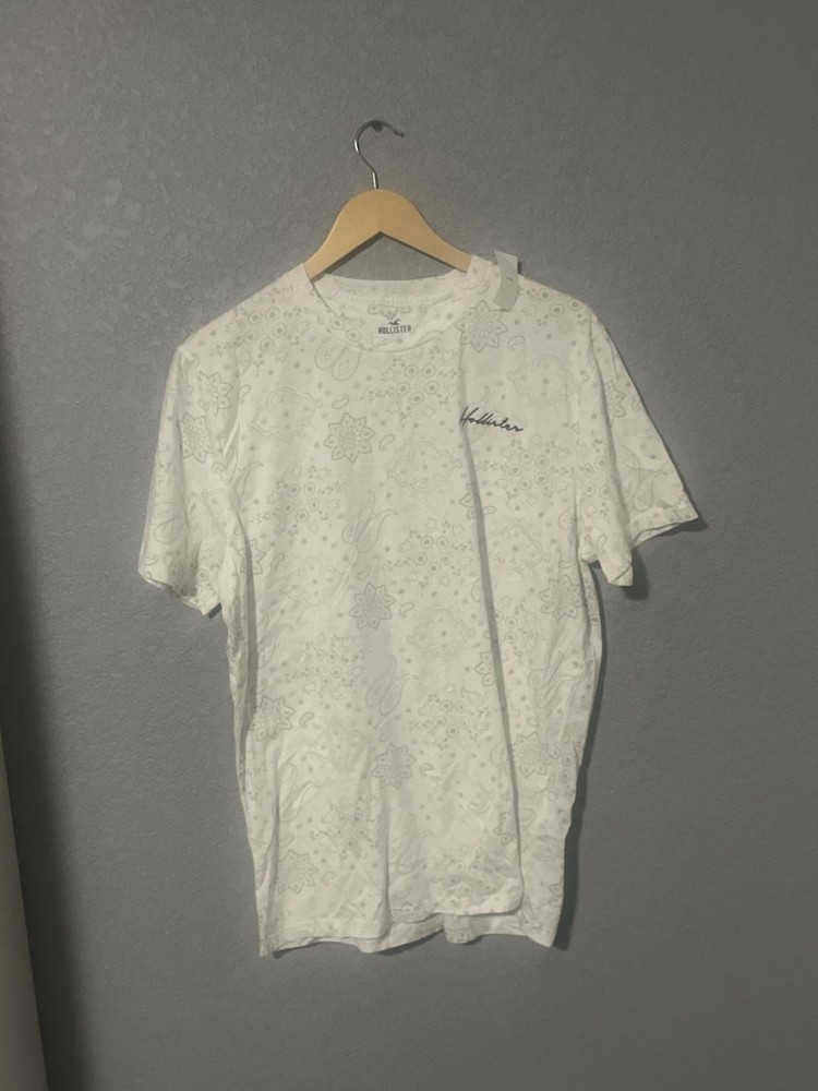 Hollister Men’s White All-Over Paisley Bandana Print Crewneck T-Shirt