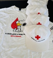 Gildan Men’s XL Peanuts Snoopy Woodstock Graphic Crewneck T-Shirt and 5 Hats