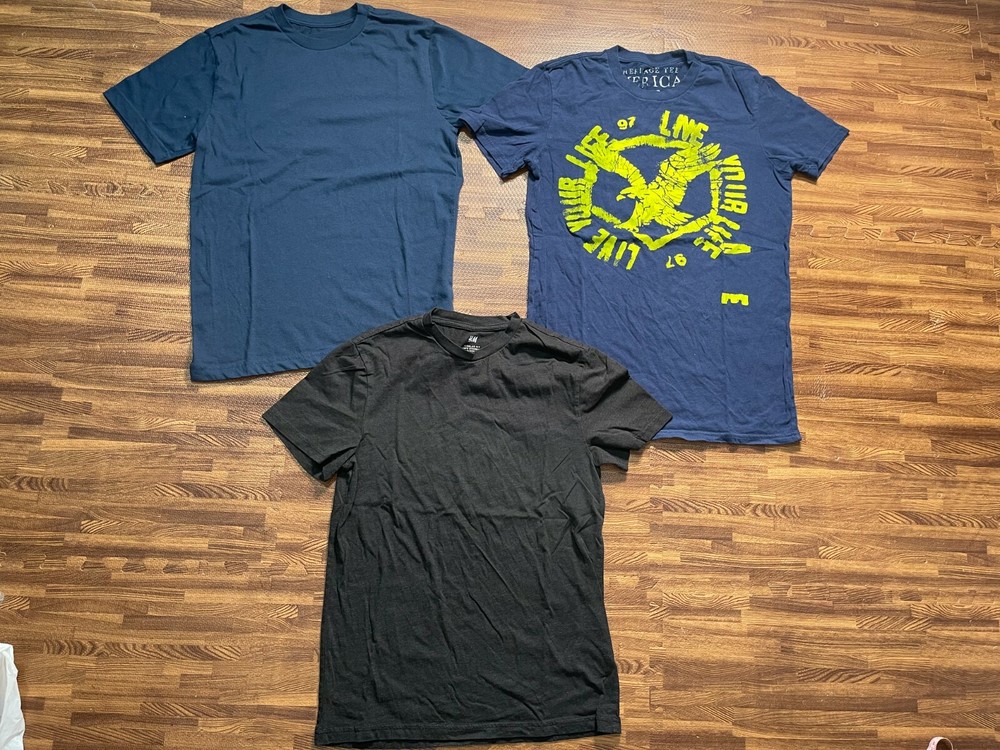 Lot of 3 pcs Men’s T-Shirts Short Sleeve Size S: 2 pcs Blue and 1 pcs Black
