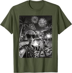 Patriotic Alien Selfie USA Fireworks 4th of July Funny Alien T-Shirt