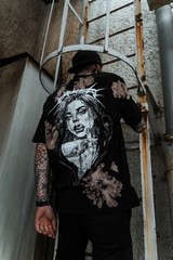 STAY COLD APPAREL MIDDLE FINGER UP – T-SHIRT (RUSTY BLEACHED)