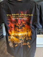 Used vintage concert t-shirt. Size is small (34-36)
