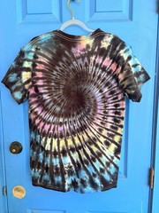 Handmade tie dye t-shirt – Gildan size M – blackhole spiral – in stock