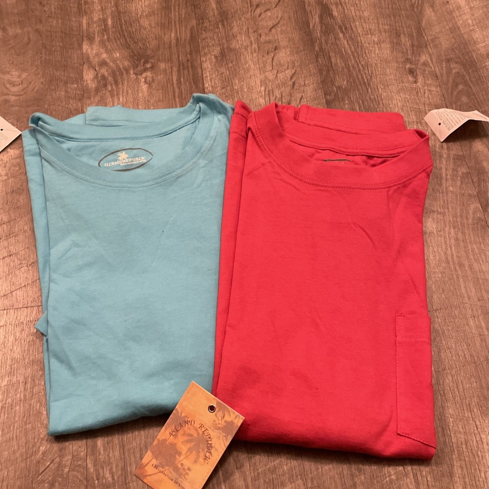 Island republic men’s colored pocket T-shirts Sz L (Set Includes 2)