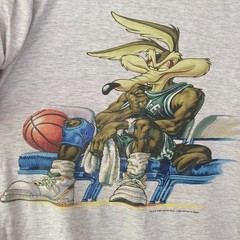 Vintage XL 90s Wile E Coyote Looney Tunes Hoop Slam Basketball T Shirt FLAWS
