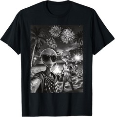 Patriotic Alien Selfie USA Fireworks 4th of July Funny Alien T-Shirt