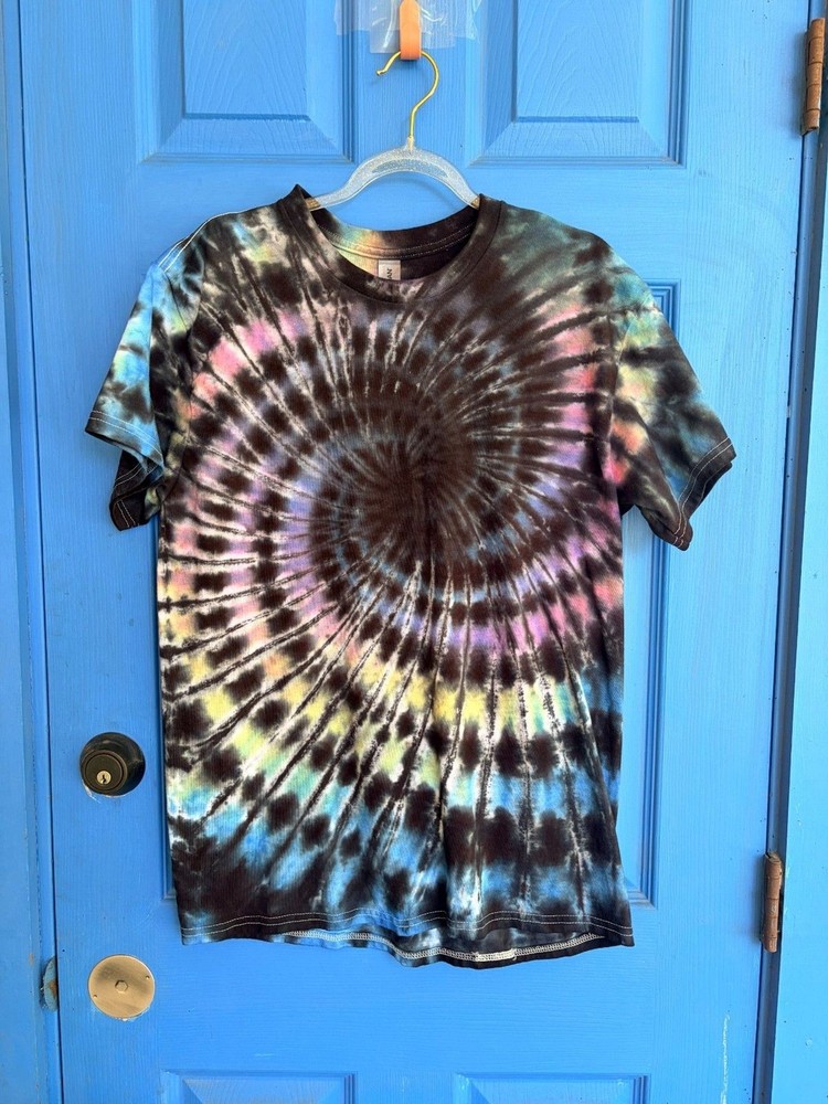 Handmade tie dye t-shirt – Gildan size M – blackhole spiral – in stock