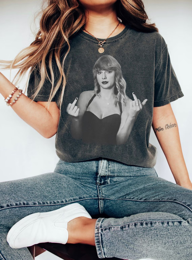 MEDIUM Taylor Middle Finger Shirt, Trendy Aesthetic Comfort Colors Tee, Rep Era