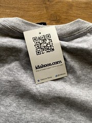 idakoos T-Shirt “Use Multi-Million Dollar Satellites To Hunt Tupperware” NWT – L