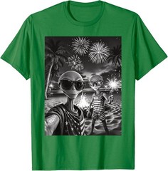 Patriotic Alien Selfie USA Fireworks 4th of July Funny Alien T-Shirt