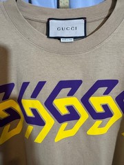 GUCCI Mirror Logo-Print Camel T-Shirt w/ Purple & Yellow Size Medium AUTHENTIC