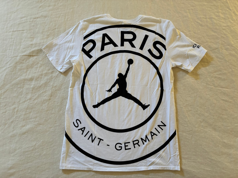 Nike Air Jordan Paris Saint-Germain Men’s PSG White Graphic T-Shirt, Size – L