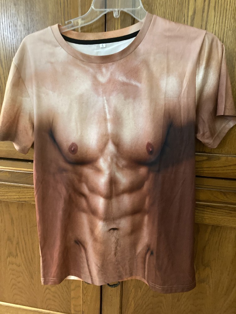Men’s size large novelty short-sleeved t-shirt of Chest muscles
