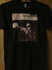 Miles Davis – “Prestige Profiles” – Black Shirt – Concord Music Group – M
