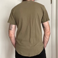 South Pole Ribbed T Shirt Men’s Medium Drab Green Scallop Hem Chest Pocket