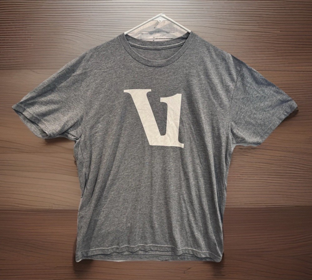Vuori V1 Logo Shirt Mens Sz L Gray Short Sleeve Crew Neck Tee V925