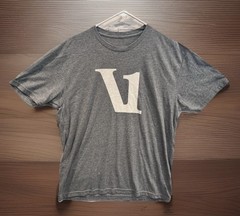Vuori V1 Logo Shirt Mens Sz L Gray Short Sleeve Crew Neck Tee V925