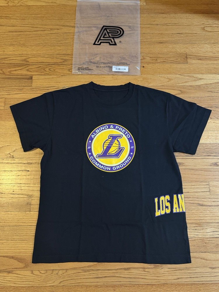 Albino & Preto Common Ground NBA Lakers T Shirt – Size Medium – NEW IN BAG