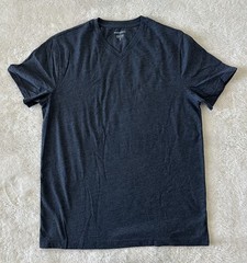 Banana Republic Premium Men’s Sz M Navy & Gray V-neck S/S T-shirts 2 pk (EUC)