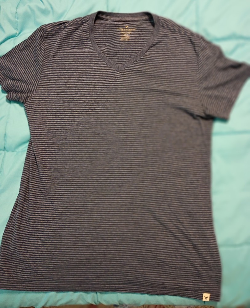 LOT OF 3 AMERICAN EAGLE MENS T-SHIRTS, 1 V-NECK/ 1 CREW NECK/ 1 POLO SIZE MEDIUM