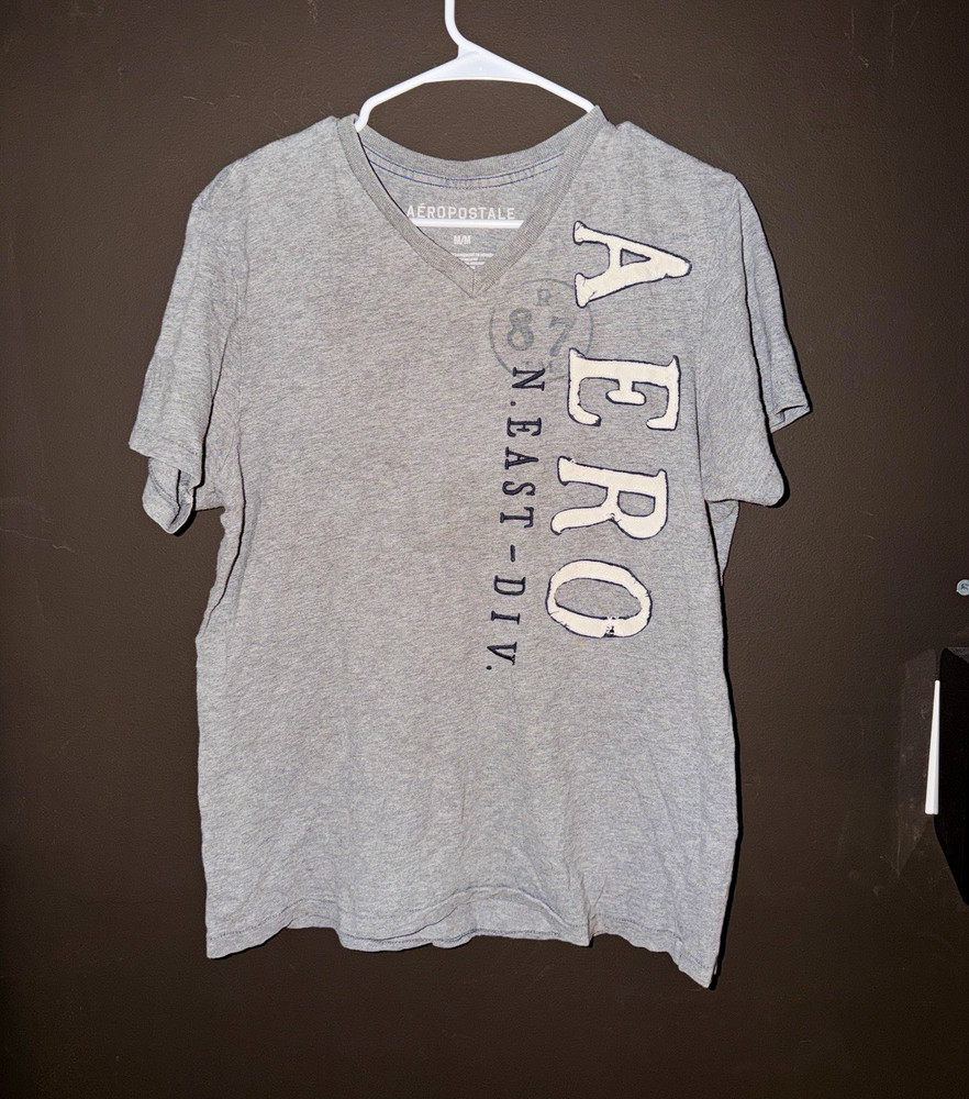 Aéropostale Men’s Gray V-Neck Graphic Logo Short Sleeve T-Shirt Size M