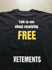 VETEMENTS Limited Edition Free Hugs Spell Out Embroidered Black Tee Shirt XL