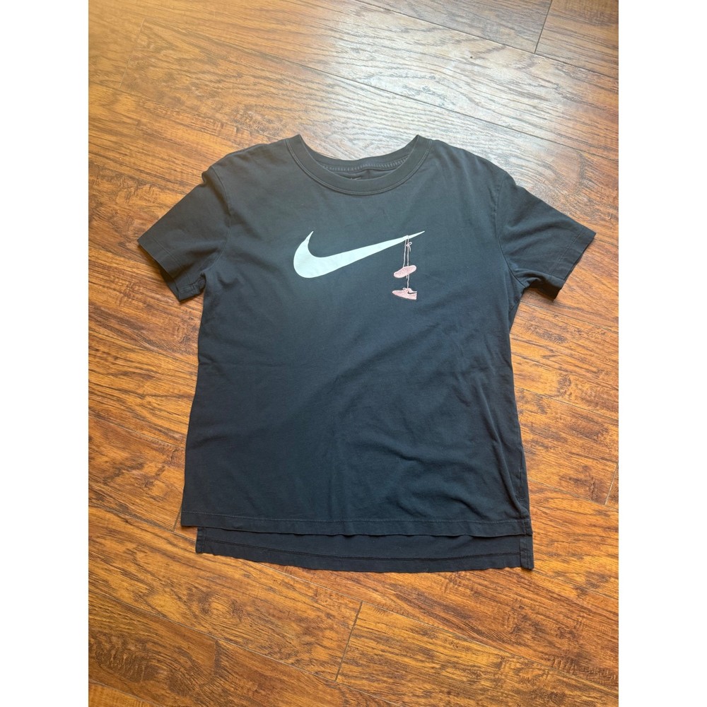 Nike Mens Swoosh Embroidered Hanging Sneakers Graphic T-Shirt Black Medium