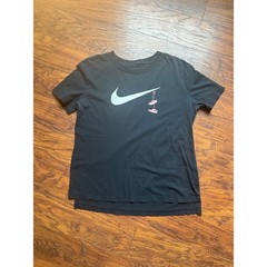 Nike Mens Swoosh Embroidered Hanging Sneakers Graphic T-Shirt Black Medium
