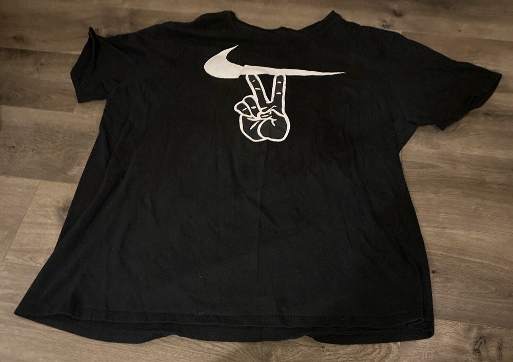 Nike Men PEACE SIGN Size XXL Black & White Tshirt P2p 22” Shoulder To Waist 28”