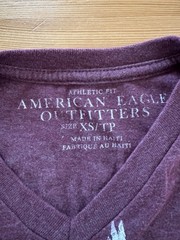 American Eagle Men’s Athletic Fit V-Neck Graphic T-Shirt XS Burgundy