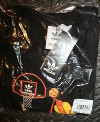 NEW MEN’S ADIDAS ORIGINALS “NO KETCHUP ” TREFOIL TEE SHIRT~SIZE XL #GQ9001