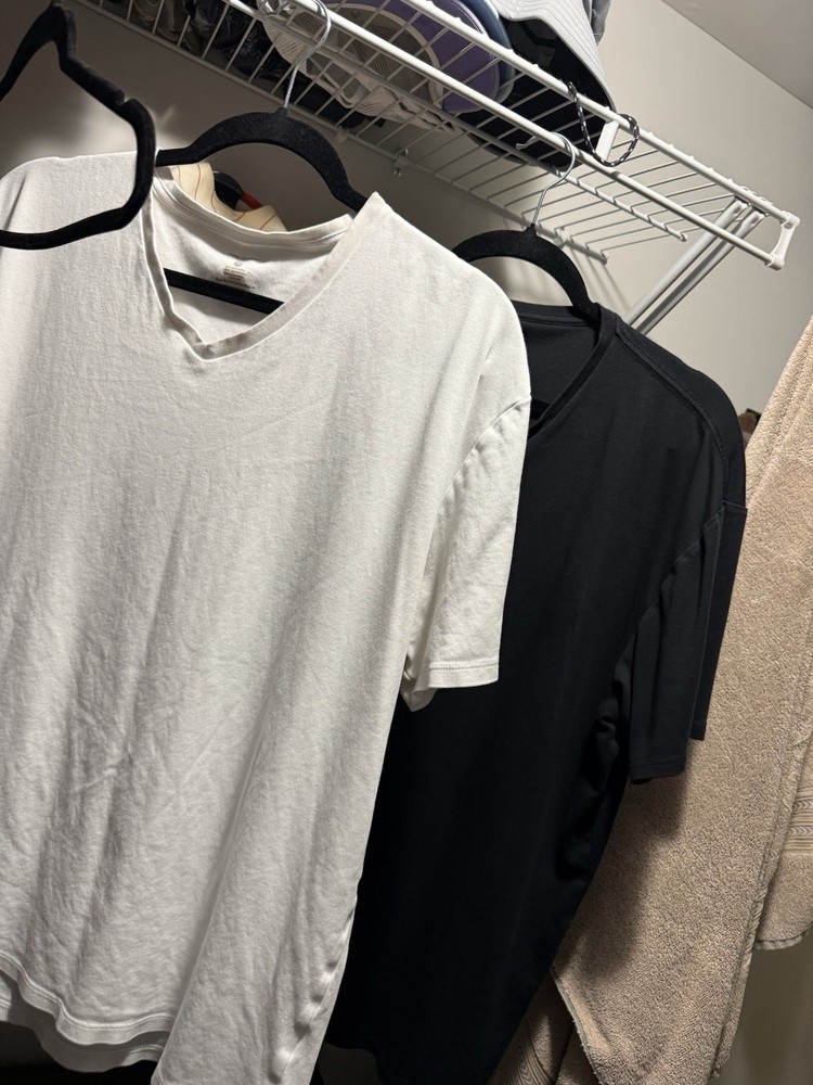 True Classic Lot of 4 Men’s XL Regular Pima Cotton V-Neck Tees White/Black
