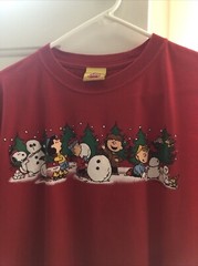 Peanuts Vintage Women’s XL Snoopy & Friends Winter Scene Red T-shirt Cropped