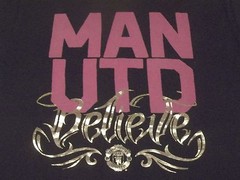 MANCHESTER UNITED RED DEVILS FOOTBALL CLUB BELIEVE GOLD FOIL PRINT NIKE SHIRT SM