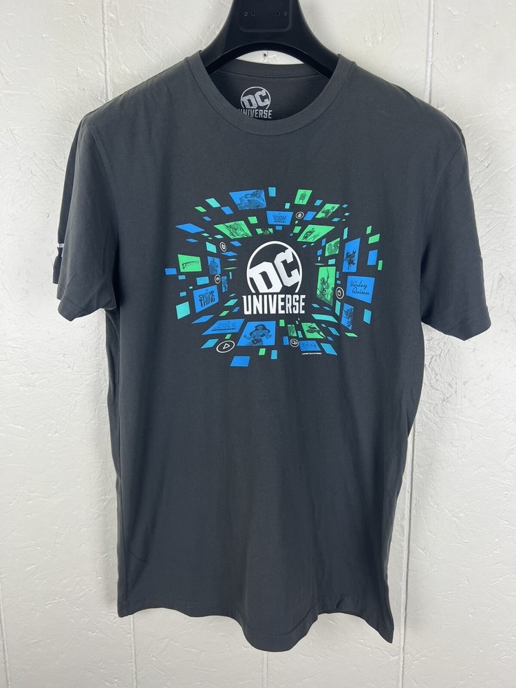 DC Universe Staff Shirt Mens Large Gray Graphic Crew Neck Short Sleeve Stretch