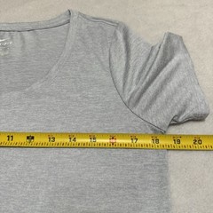 Nike Dri-FIT Women’s Scoop Neck T-Shirt Gray MEDIUM Athletic Short Sleeve Tee