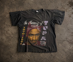 Vintage 90’s 2Pac In Memory of TUPAC single stitch Tee size XL (fits Large)