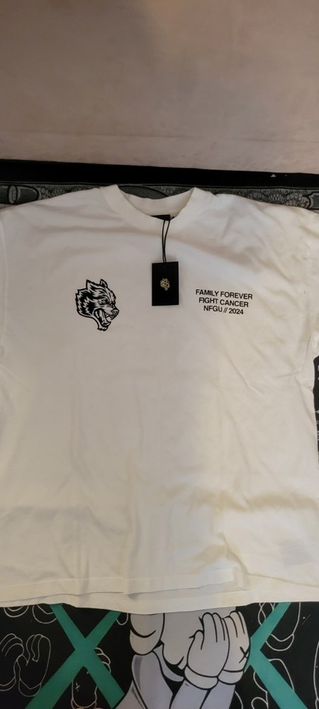 Keep On Fighting Premium Tee Men’s XL Cream Crew Neck Graphic Logo Awareness